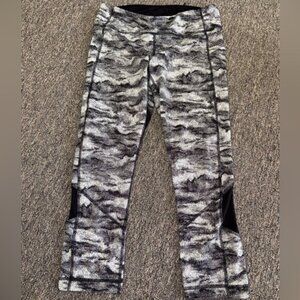 lululemon (8) Black & Grey Pattern Cropped Meshed Leggings with Zipped Pocket